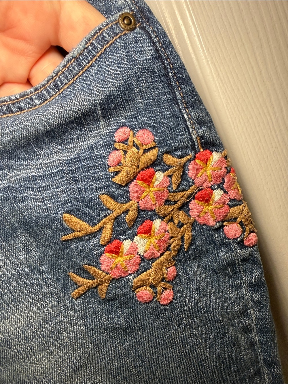 Vintage NY&Co SOHO Curvy Cropped Boyfriend Jeans Floral Embroidered Size 14 - Picture 5 of 5
